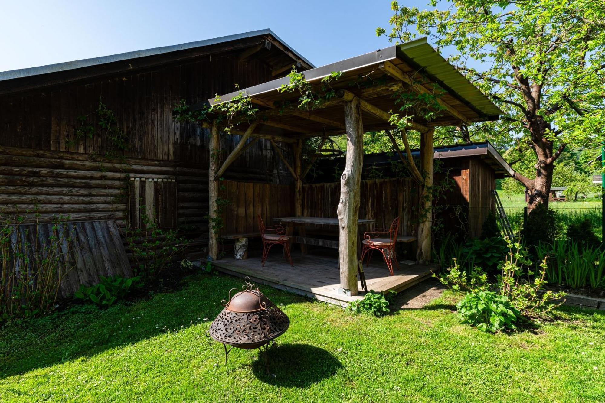 House, Garden And A Green Cat Bled Exteriér fotografie